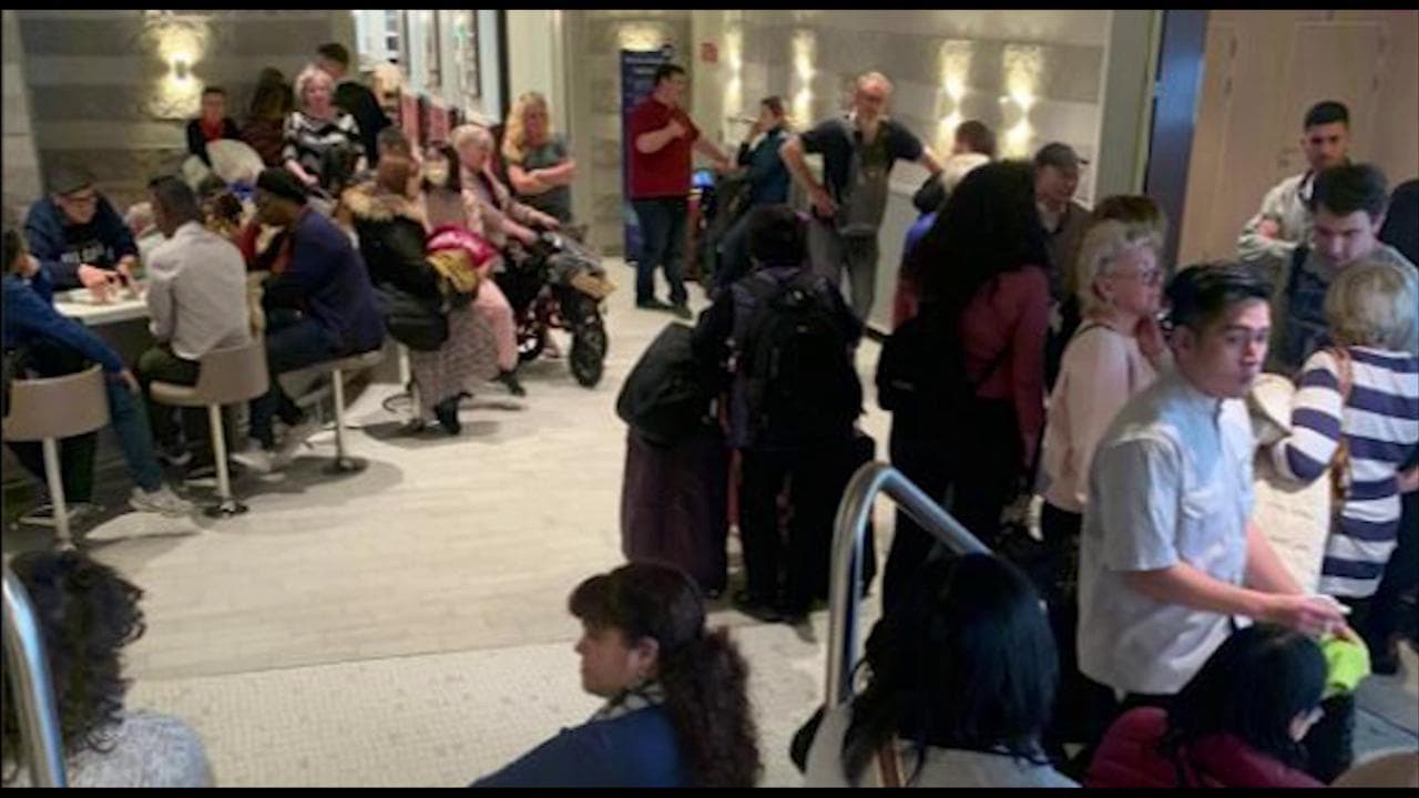 Coronavirus. il passeggero a bordo: "Bloccati in fila per ore senza informazioni, abbiamo saputo tutto dai social"