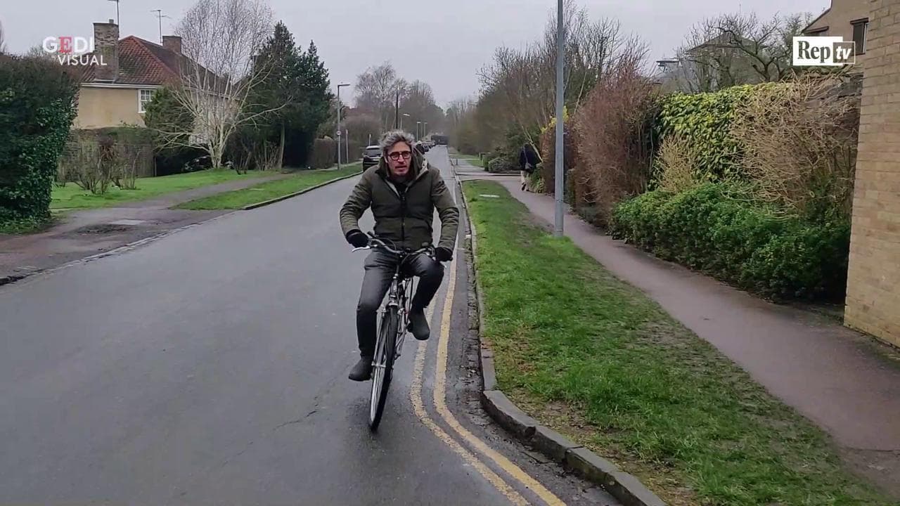 Da Cambridge a Fiumicello: Pif riporta a casa la bici di Giulio Regeni