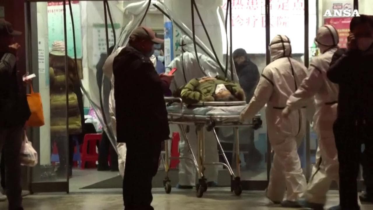 Coronavirus Cina, l'ospedale di Wuhan in tilt: tutti in fila in attesa di una visita