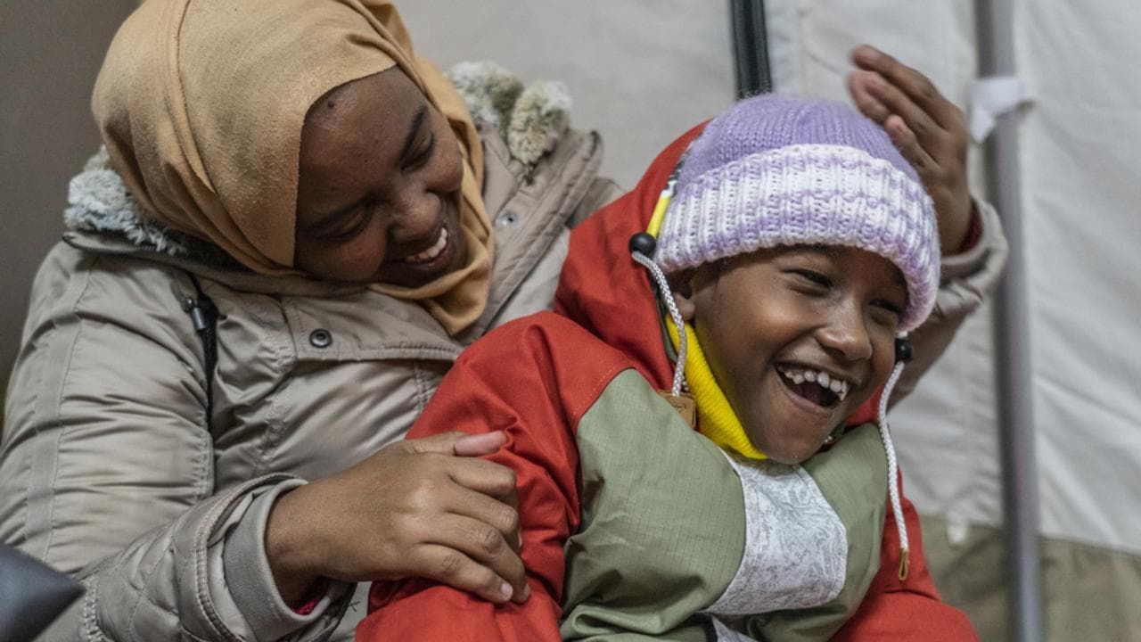 Migranti, l'appello della mamma di Abdul: "Aiutate mio figlio, paralizzato: a Lesbo nessuno può curarlo"