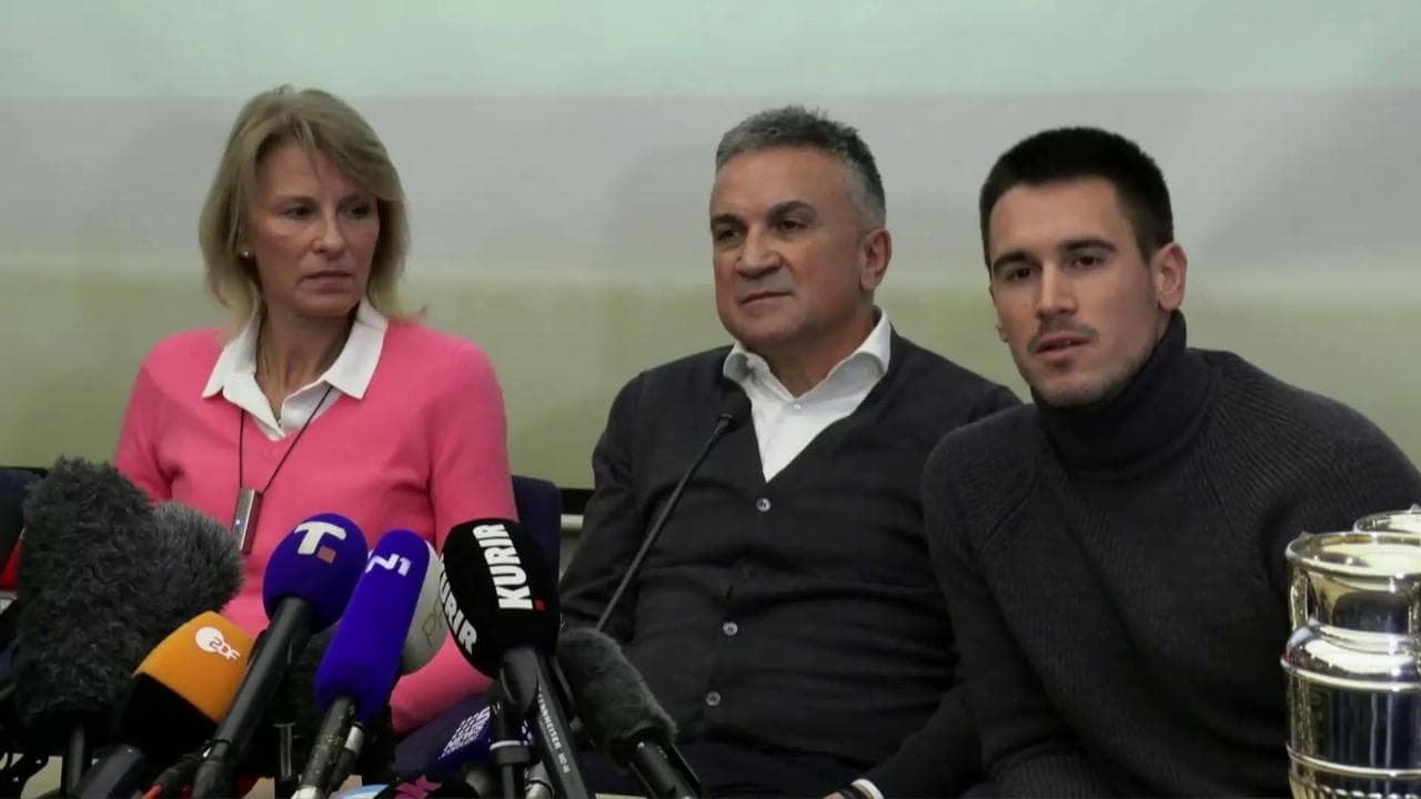 Djokovic, fratello chiude seccato la conferenza dopo una domanda e la famiglia inizia a cantare