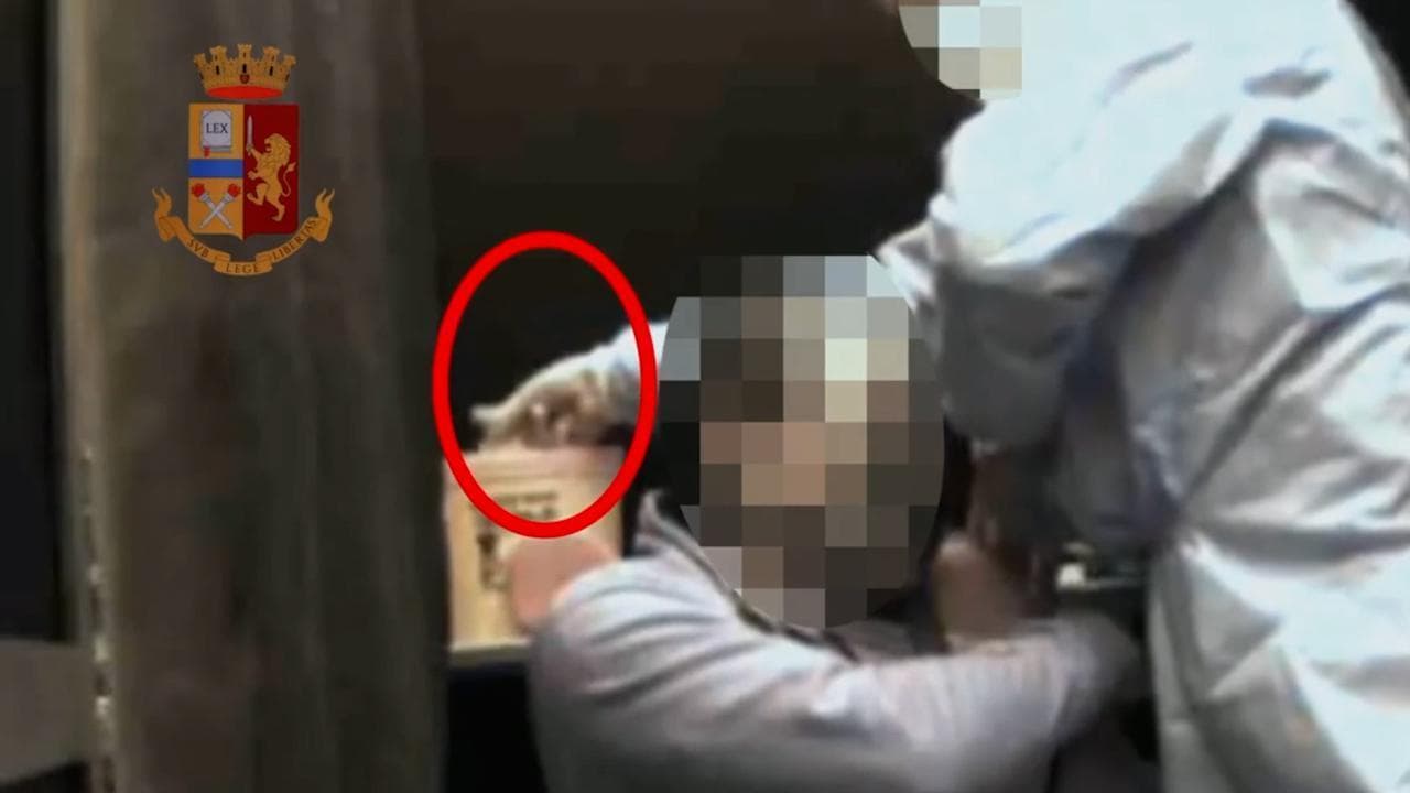 Covid, così l'infermiere fingeva di iniettare il vaccino in cambio di soldi: arrestato