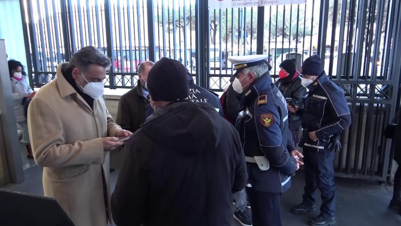 Super Green Pass su mezzi pubblici a Roma, la polizia municipale: "Da cittadini risposta favorevole"