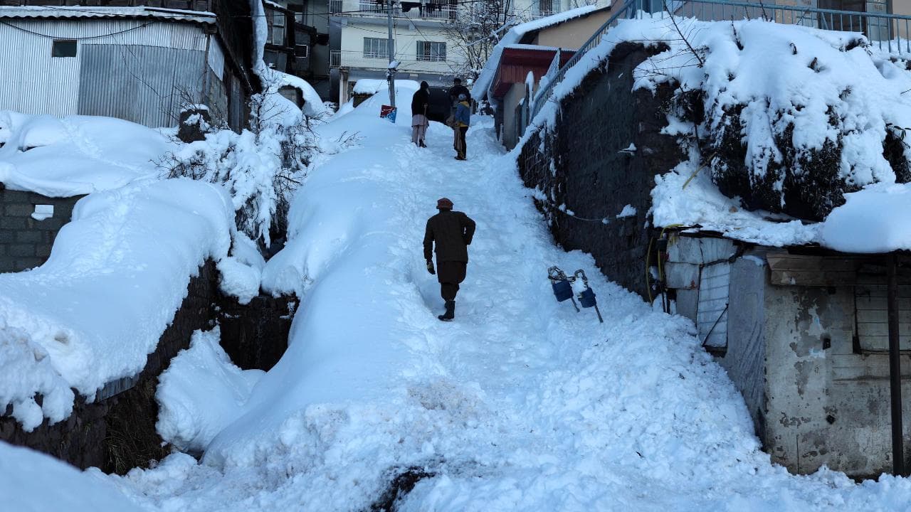 Bufera di neve in Pakistan, si spala in strada nel Punjab dopo i morti assiderati nelle auto