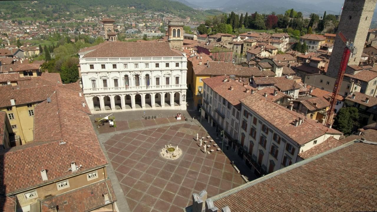 Coronavirus, Bergamo vista dal drone: la città alta deserta