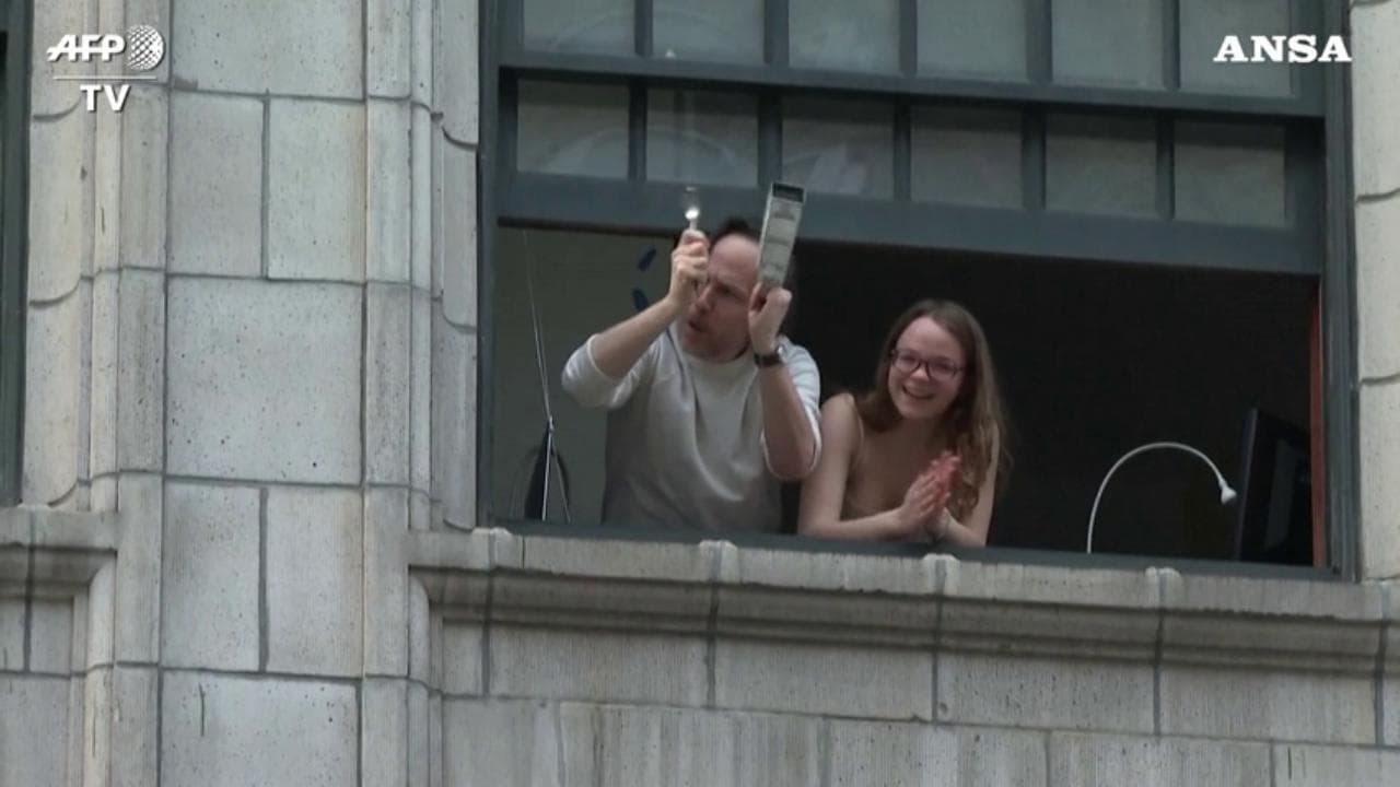 Coronavirus, dalle finestre di New York si canta Frank Sinatra a squarciagola