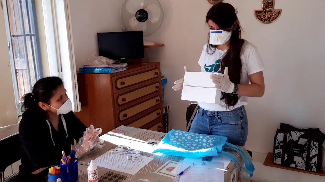 Coronavirus, i tablet regalati a bambini in povertà assoluta: "La loro istruzione vittima della pandemia"