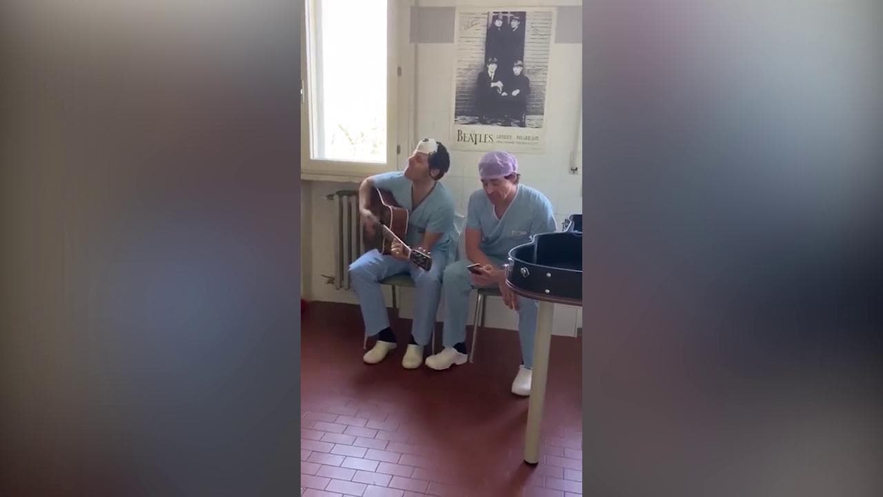 Coronavirus, due chirurghi stanchi e una chitarra: a fine turno i dottori cantano i Radiohead