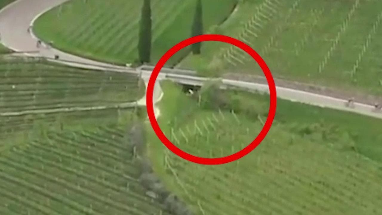 L'impressionante caduta del ciclista al Tour of the Alps: giù dal ponte in discesa, a tutta velocità