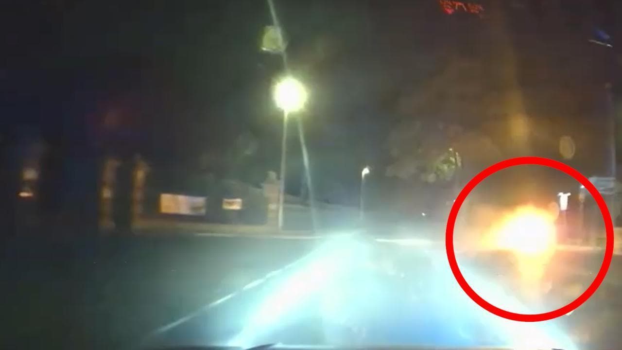 La polizia insegue una "palla di fuoco" dopo la denuncia di un furto: così reagiscono gli agenti
