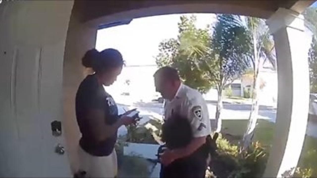 Bimbo telefona alla polizia, un agente arriva a casa: la mamma rimane sorpresa dalla sua richiesta