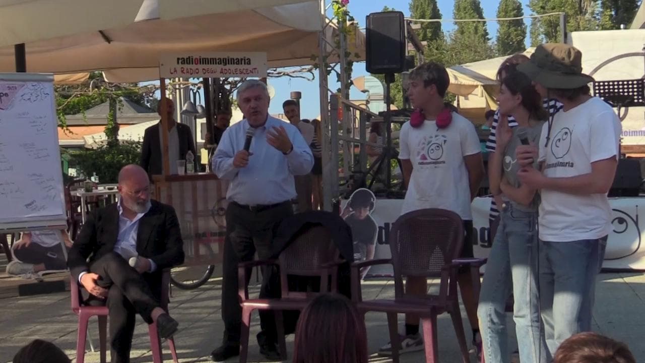 Emilia, Bonaccini e Molinari incontrano i ragazzi alluvionati: "Testimoniamo insieme che il problema è la crisi climatica"