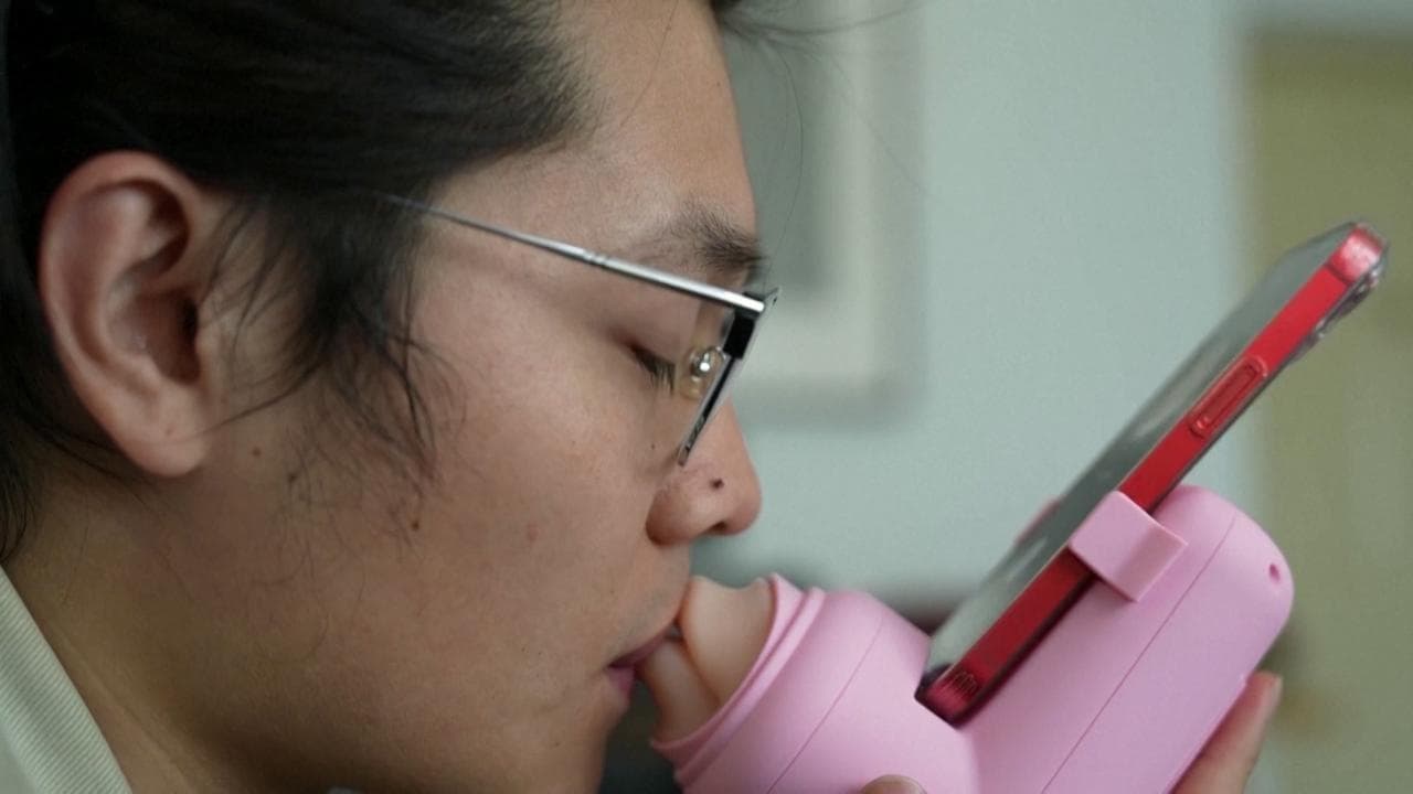 Relazione a distanza? Ecco come funziona il nuovo dispositivo che manda baci virtualmente