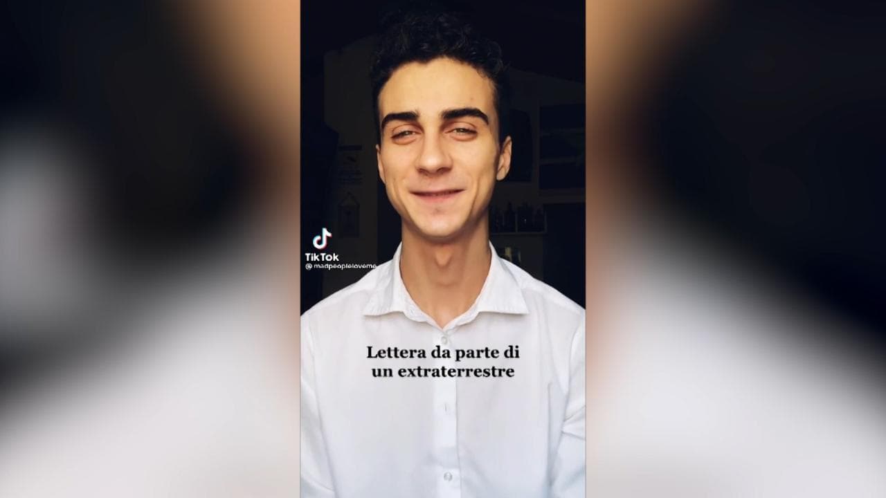 Un verso per TikTok, la poesia si fa social