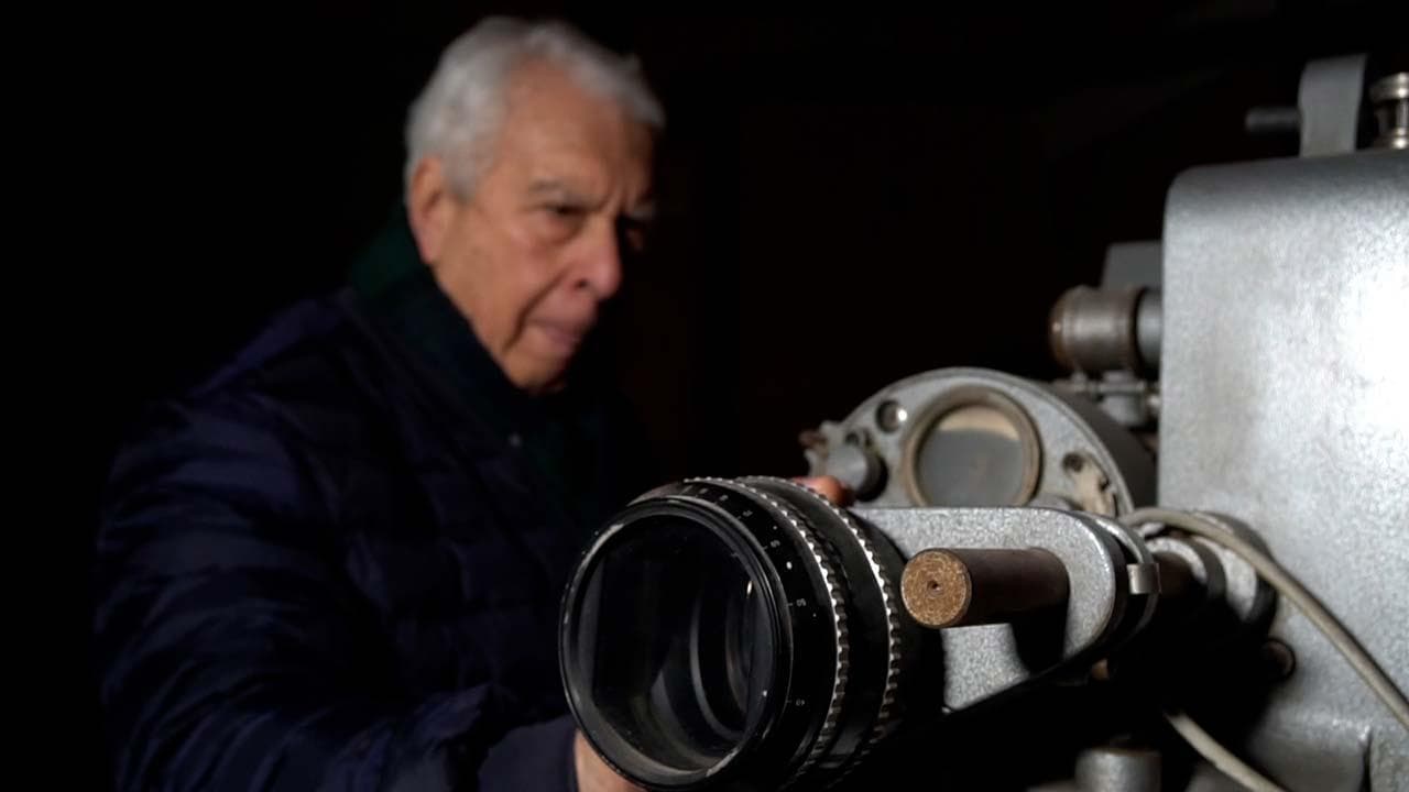Storia di un uomo e del cinema in cui è nato