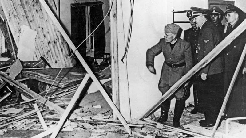 Mussolini e Hitler sul luogo del fallito attentato al&nbsp;F&uuml;hrer
