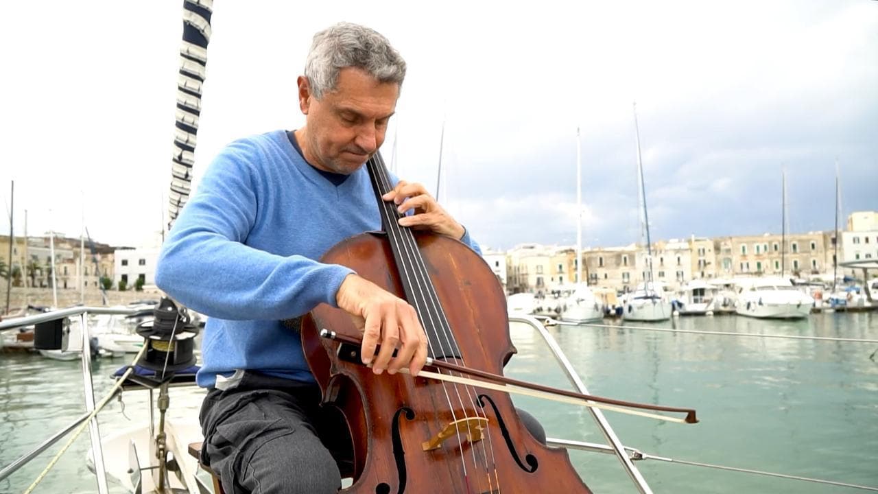 Il violoncellista che vive in barca a vela