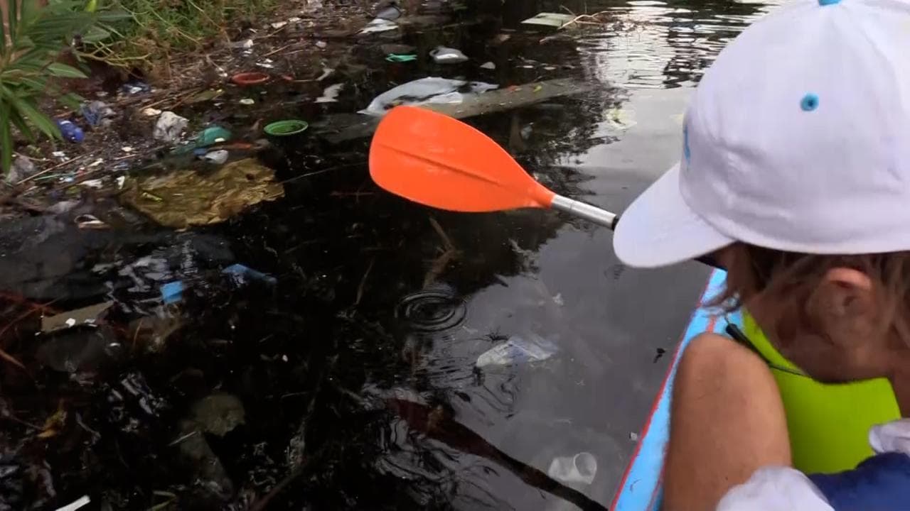 Il campione con la canoa che ripulisce il lago