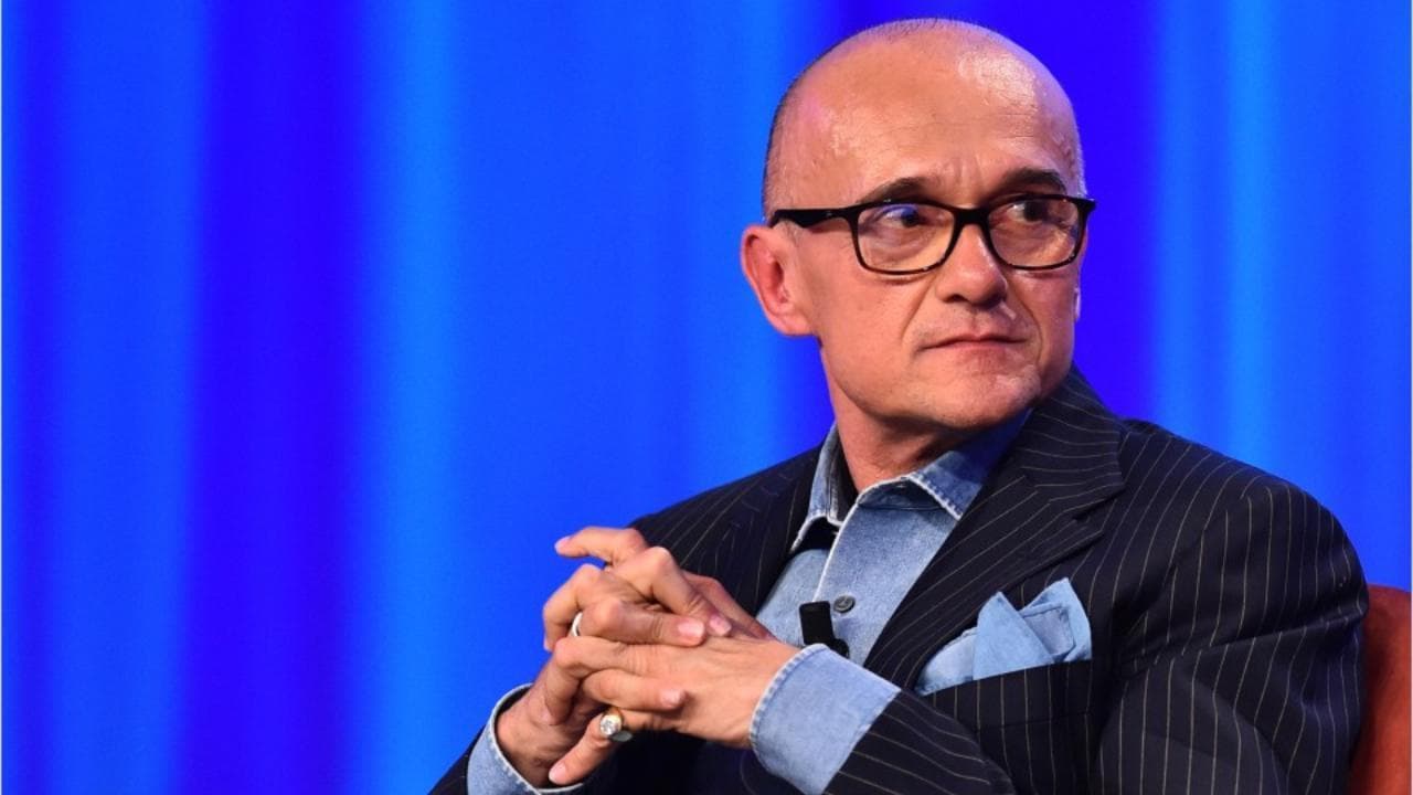 "Noi contrari all'aborto in ogni sua forma": Signorini travolto da critiche per la frase al Gf Vip
