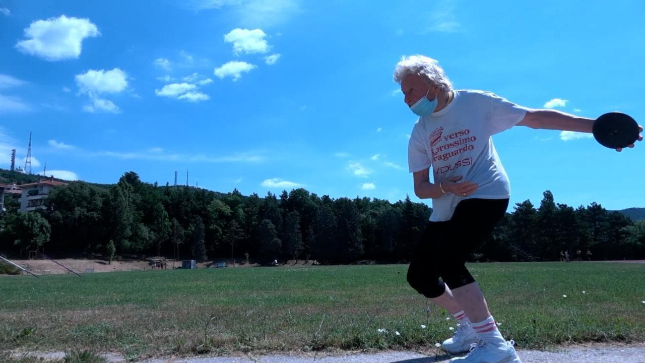 La nonna dell'atletica, lancia il peso a 90 anni