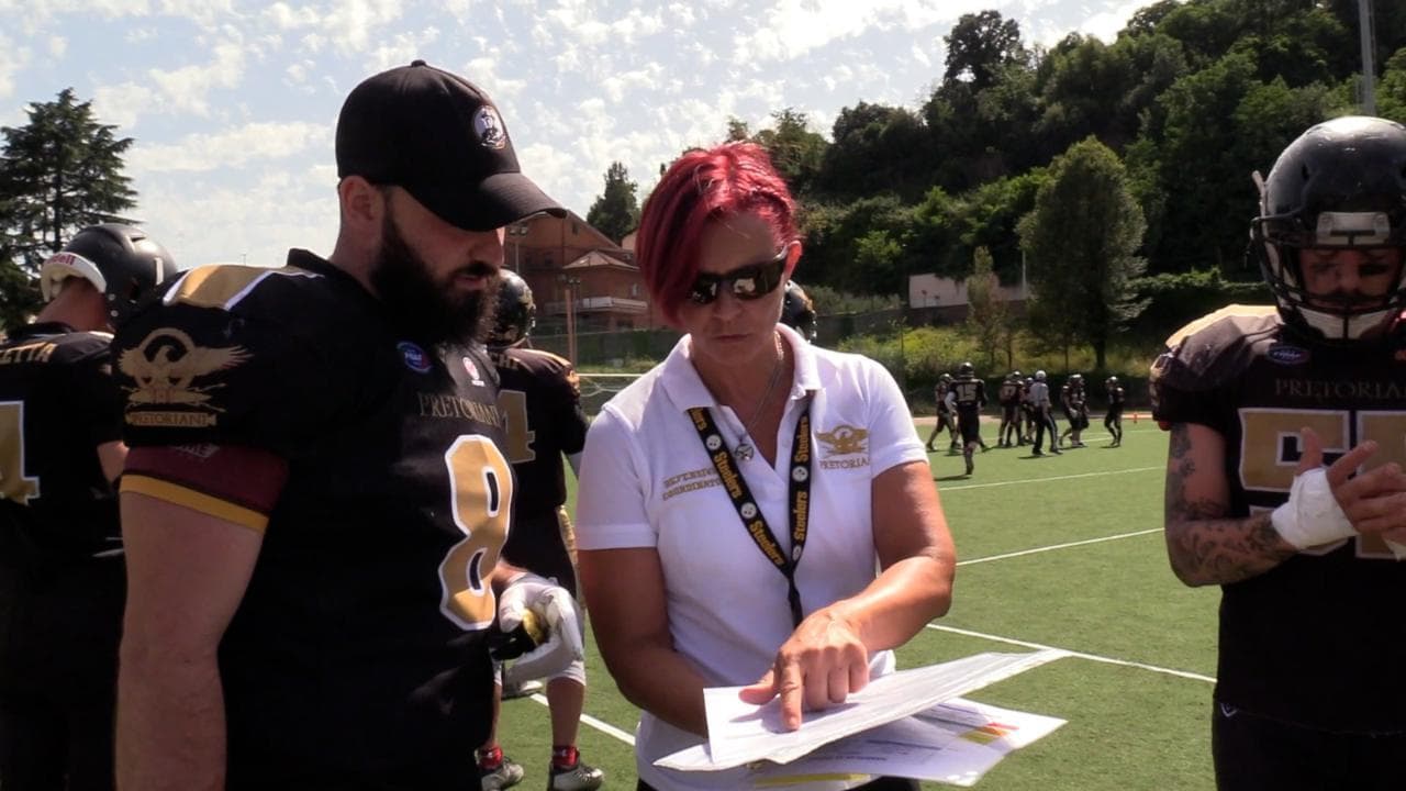 Una pioniera nel football, la coach tra i giganti