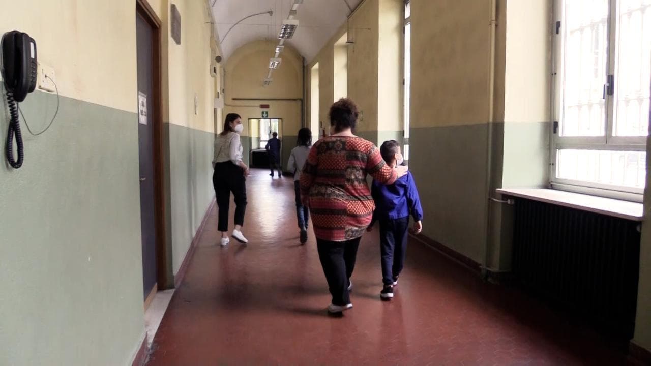Madri e figli a scuola insieme per imparare l'italiano