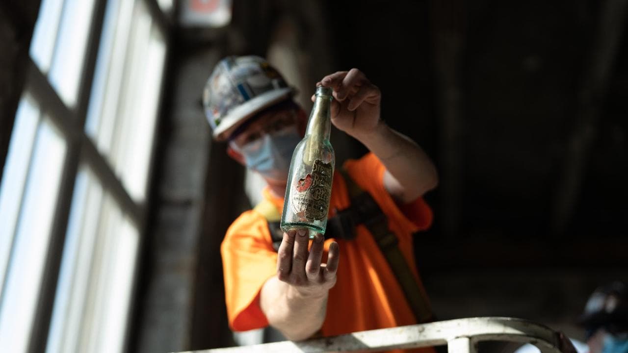 Sorpresa durante i lavori: gli operai trovano una bottiglia con un messaggio segreto di oltre 100 anni fa