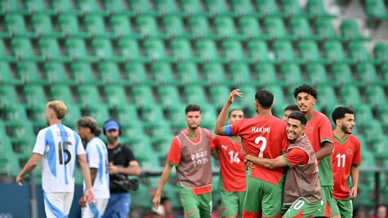 Le festa dei giocatori marocchini a spalti ormai deserti
