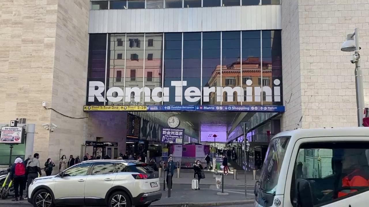 Coronavirus, ultimo weekend di spostamenti prima di Natale: treni sold out e poco distanziamento a bordo