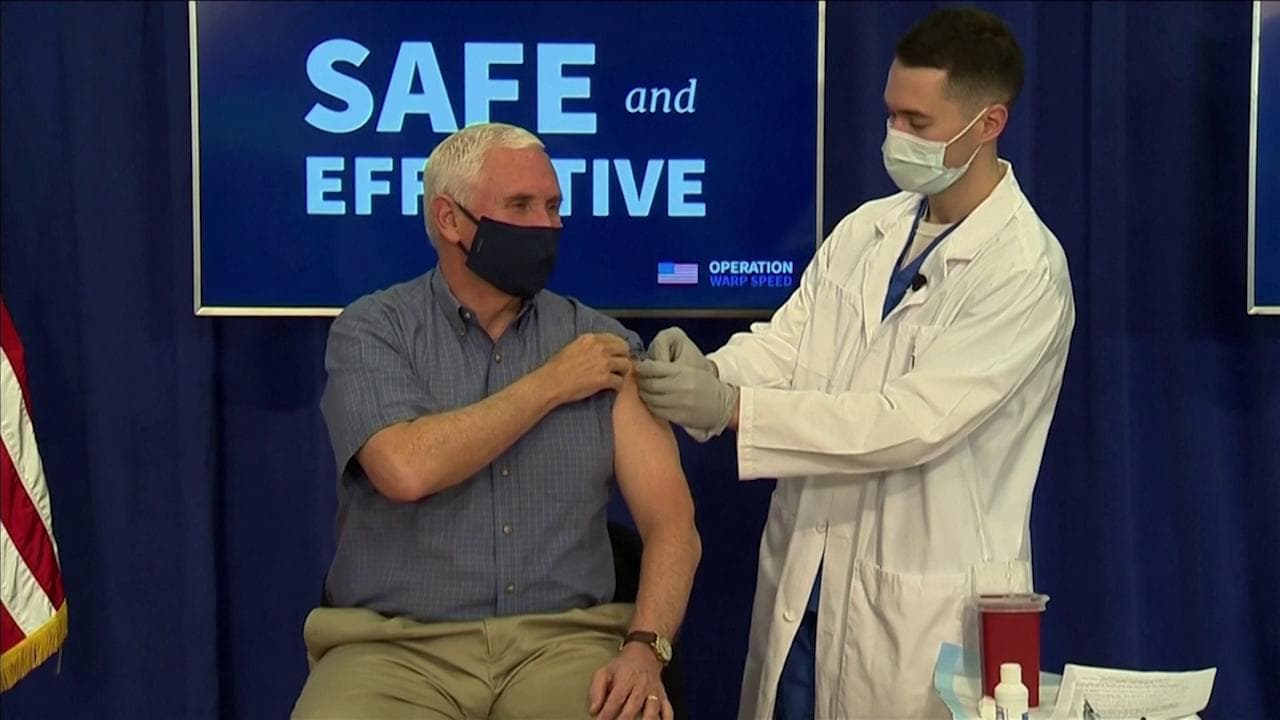 Usa, Mike Pence e la moglie vaccinati contro il Covid-19: "E' un miracolo medico"
