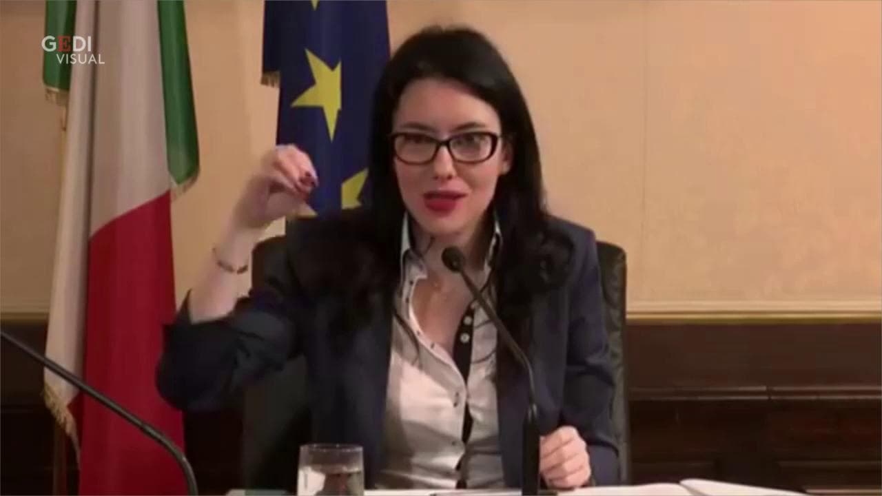 "Gli studenti non sono imbuti da riempire": la gaffe della ministra Azzolina scatena l'ironia sui social