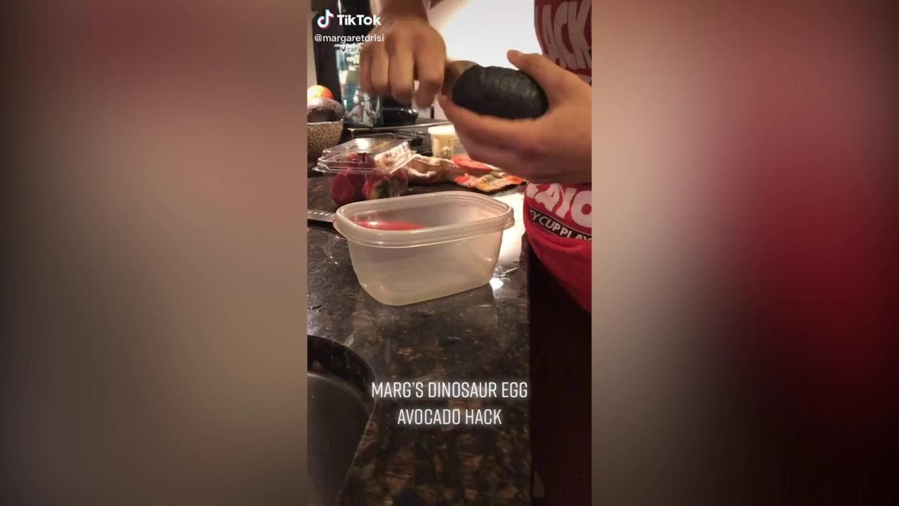 TikTok, ecco il trucco per non far annerire un avocado tagliato