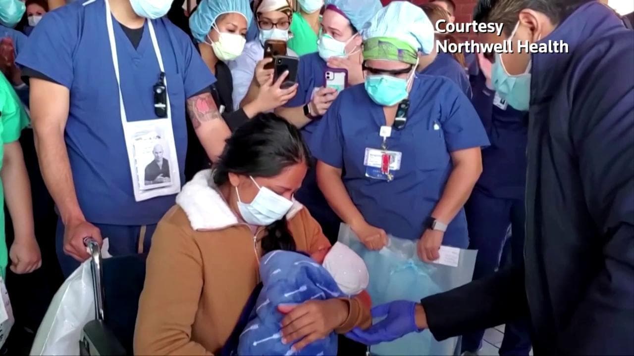 Coronavirus, Yanira guarita dal Covid esce dall'ospedale tra gli applausi col suo bebè in braccio
