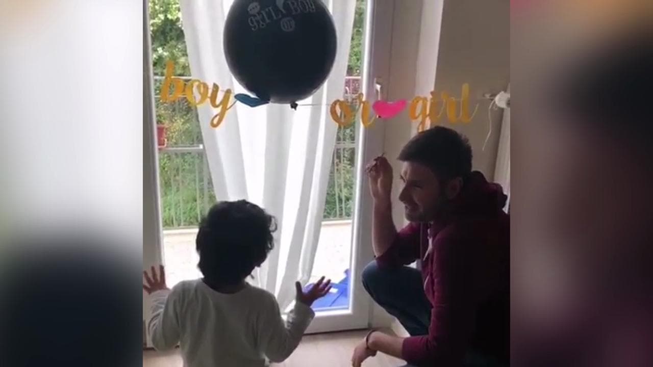 Alessandro Di Battista in 'dolce attesa': il tenero annuncio al figlio Andrea