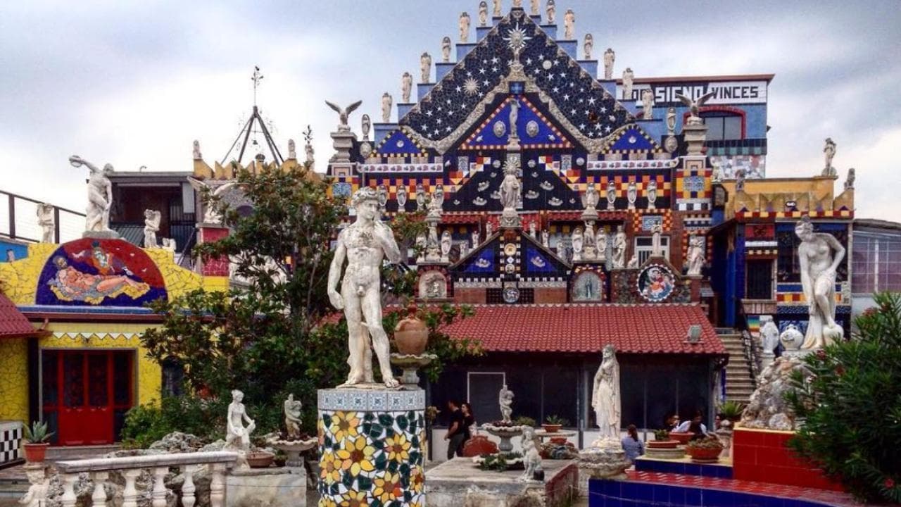 Edifici surreali in Italia, un 'Parc Güell' nelle campagne del Salento: l'eremo dell'artista Vincent