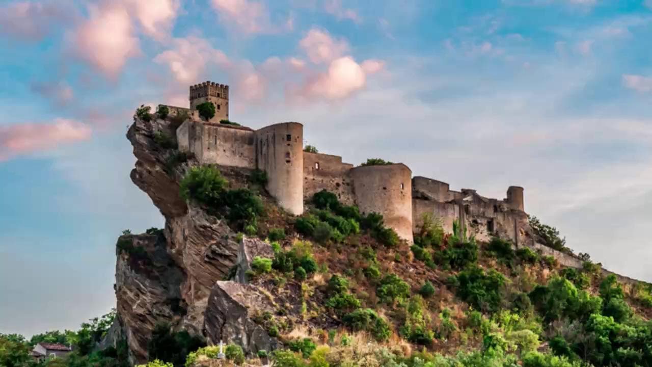 Edifici surreali in Italia, Roccascalegna: il castello abruzzese che sembra uscire dalle nuvole