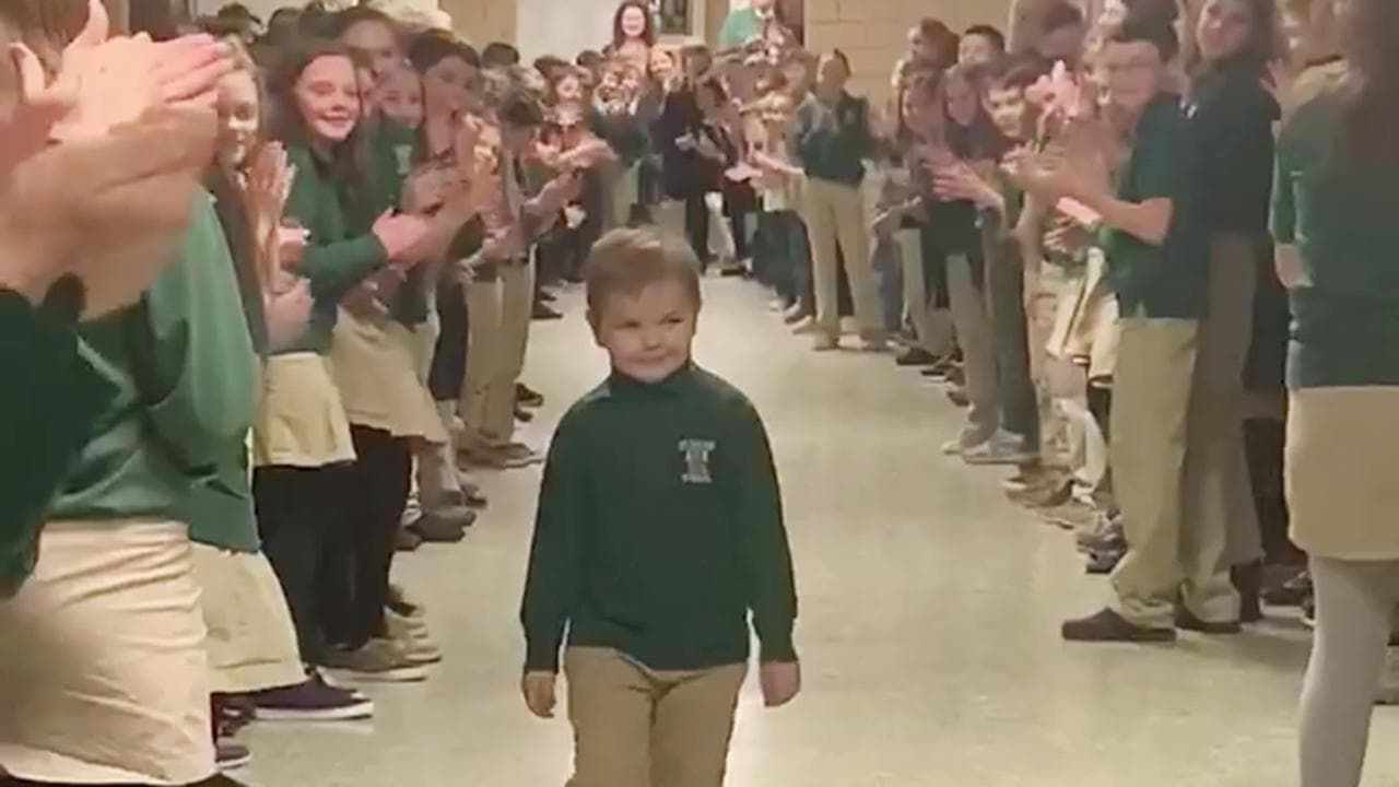 Il bimbo guarisce dalla leucemia, quando ritorna a scuola l'accoglienza è commovente