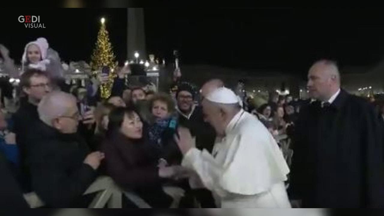 "Da Urbi et Orbi a botte da orbi": l'ironia social sull'ira del Papa