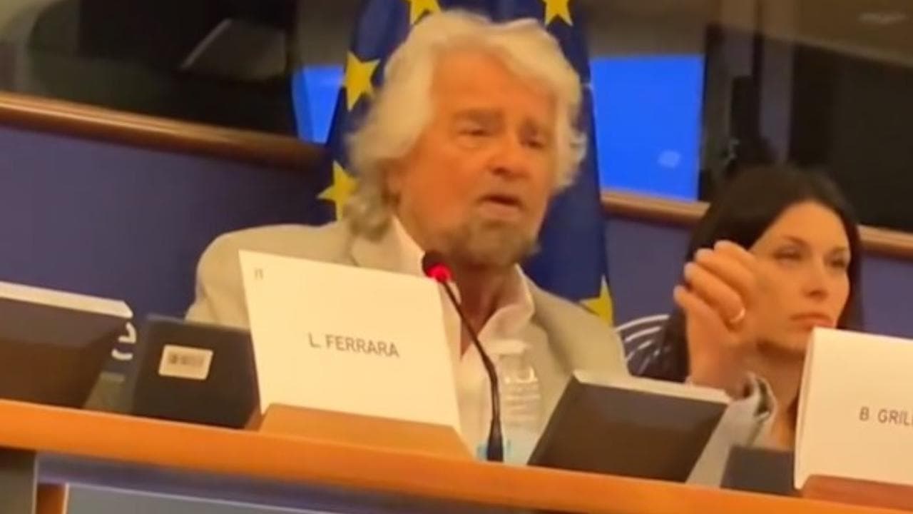 Grillo parla a Bruxelles, alcuni in platea si alzano per andare via: "Ma dove andate? Ho finito"