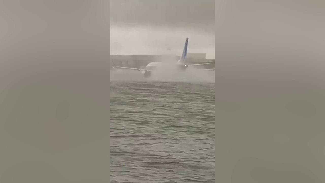 Dubai sott'acqua, l'aeroporto diventa un lago: gli aerei 'navigano' sulle piste allagate