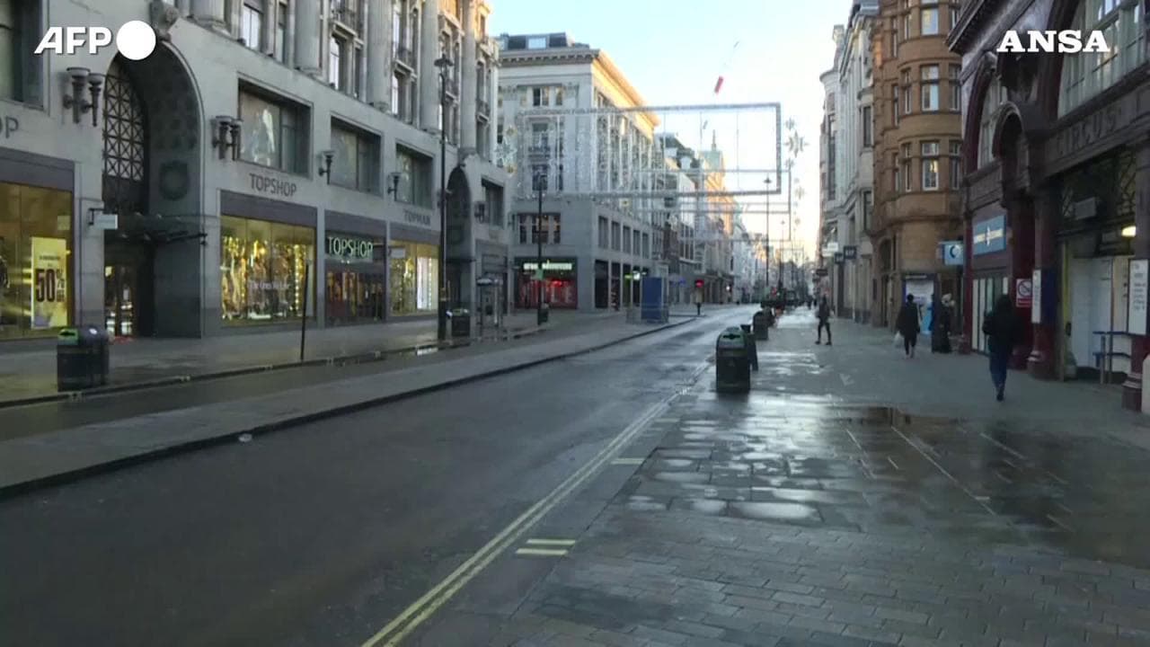 Londra, l'incubo della variante inglese del Covid: strade deserte dopo annuncio del nuovo lockdown