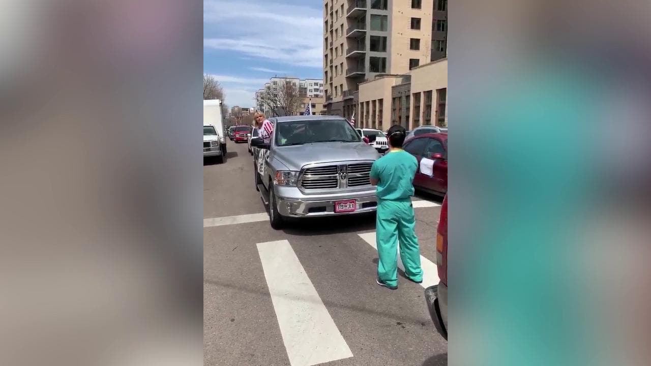 Coronavirus, l'infermiere blocca il Suv con i manifestanti che chiedono la fine del lockdown a Denver