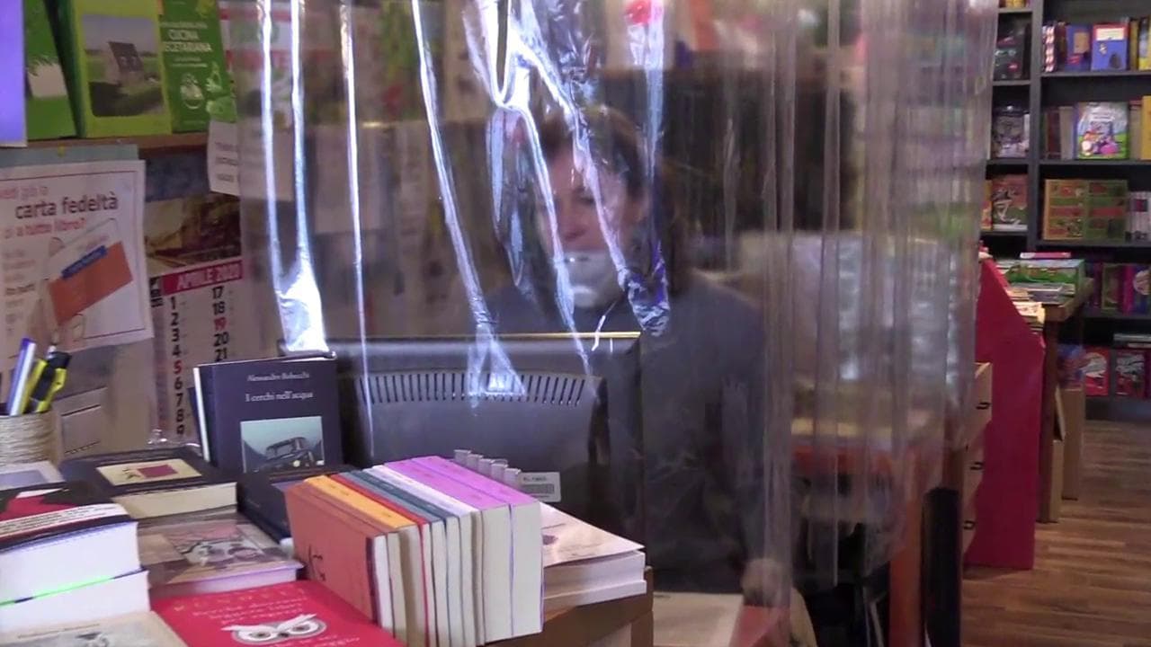 Coronavirus, riaprono le librerie nel Lazio: "Barriere e guanti, ma i lettori hanno applaudito"