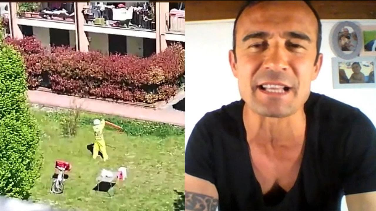 Coronavirus, i bambini in casa si annoiano: papà si improvvisa clown nel giardino condominiale