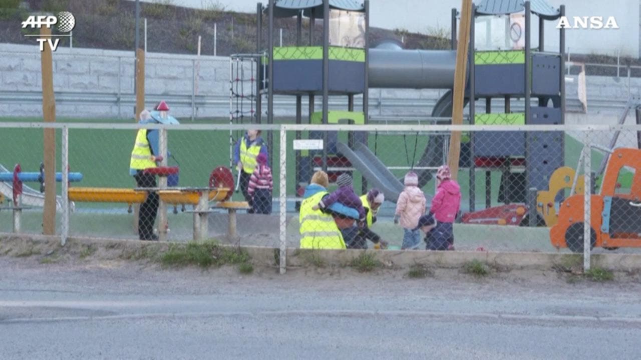 Coronavirus, riaprono gli asili in Norvegia: i genitori accompagnano i bambini a scuola