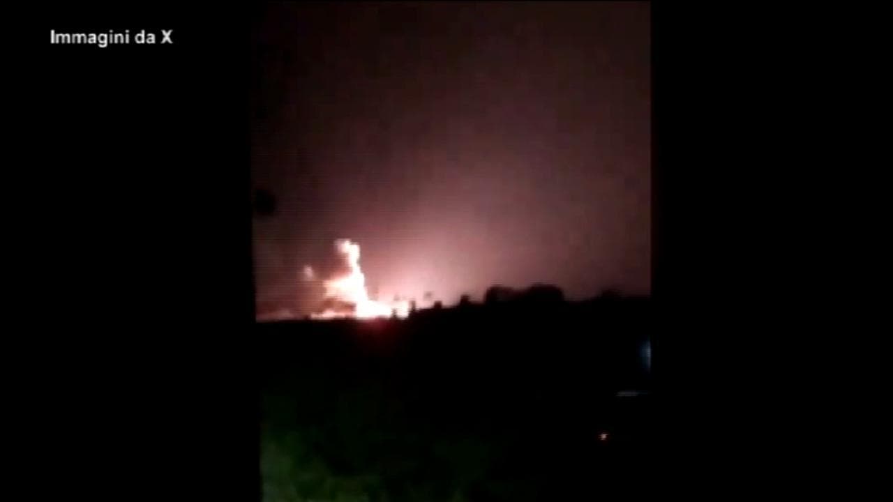 Crimea, esplosioni nella notte a Dzhankoy: vasti incendi in un aeroporto militare russo