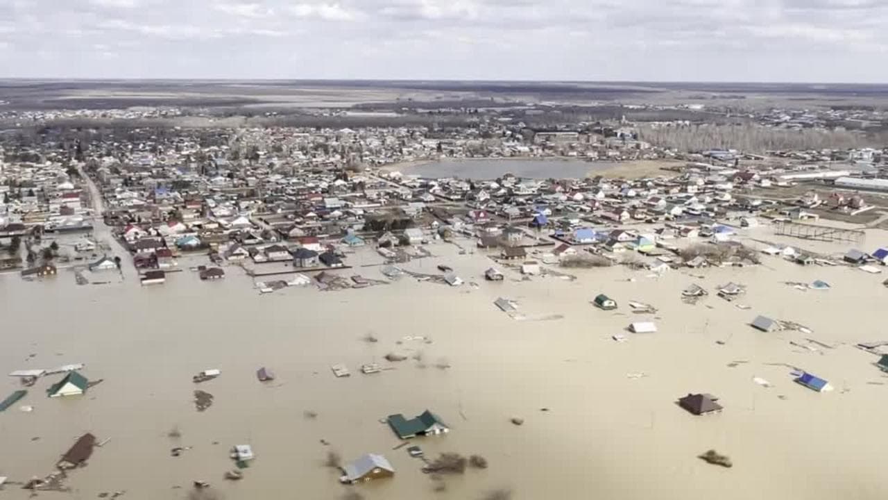 Kazakistan, il volo dell'elicottero sulle zone devastate dalle inondazioni