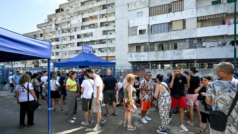Scampia, un gruppo di condomini sfollati della Vela Celeste
