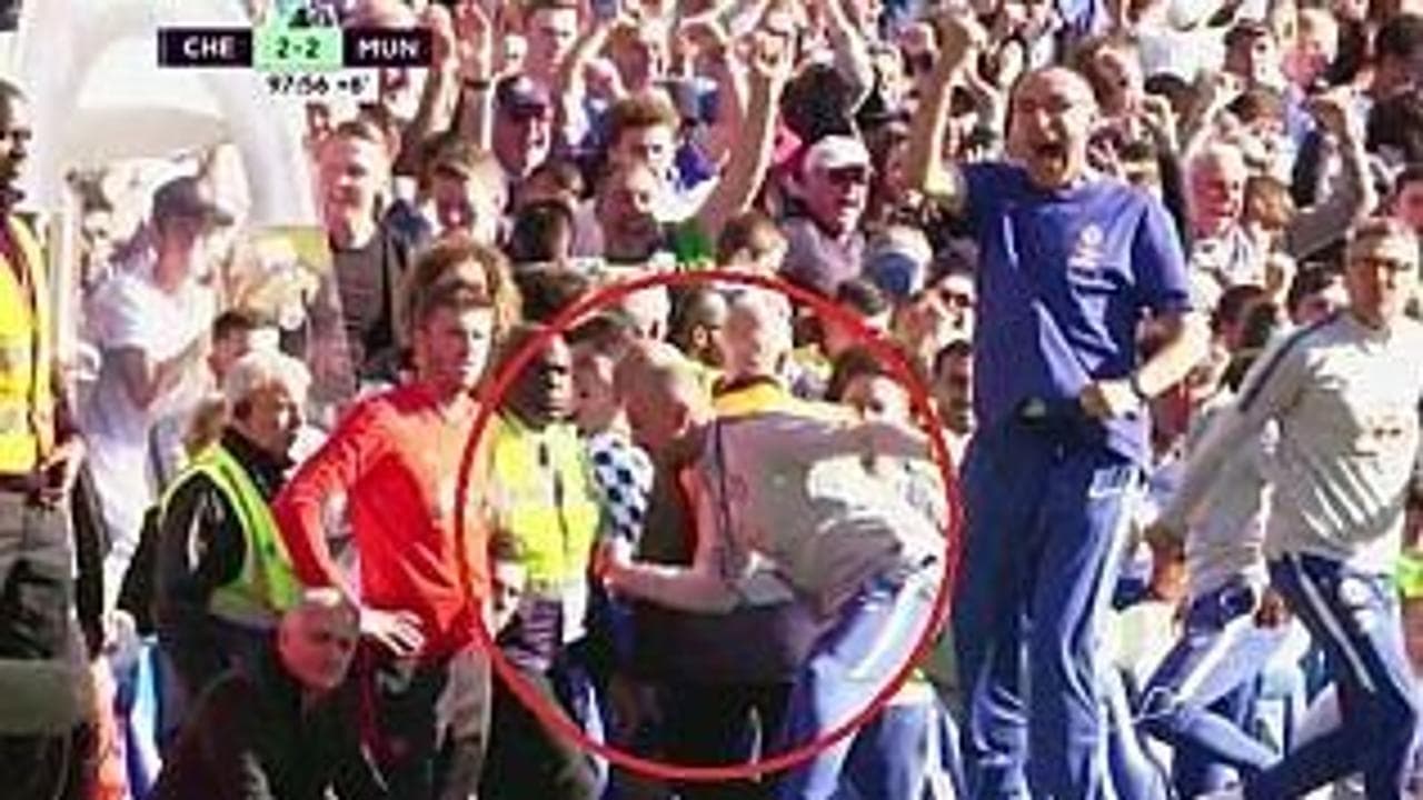 Gb, il Chelsea pareggia al 96': Mourinho inviperito per l'esultanza di Sarri e dello staff
