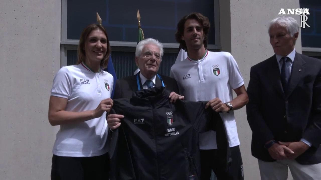 Mattarella e la foto con i portabandiera olimpici: "Mi sento vagamente fuori età"